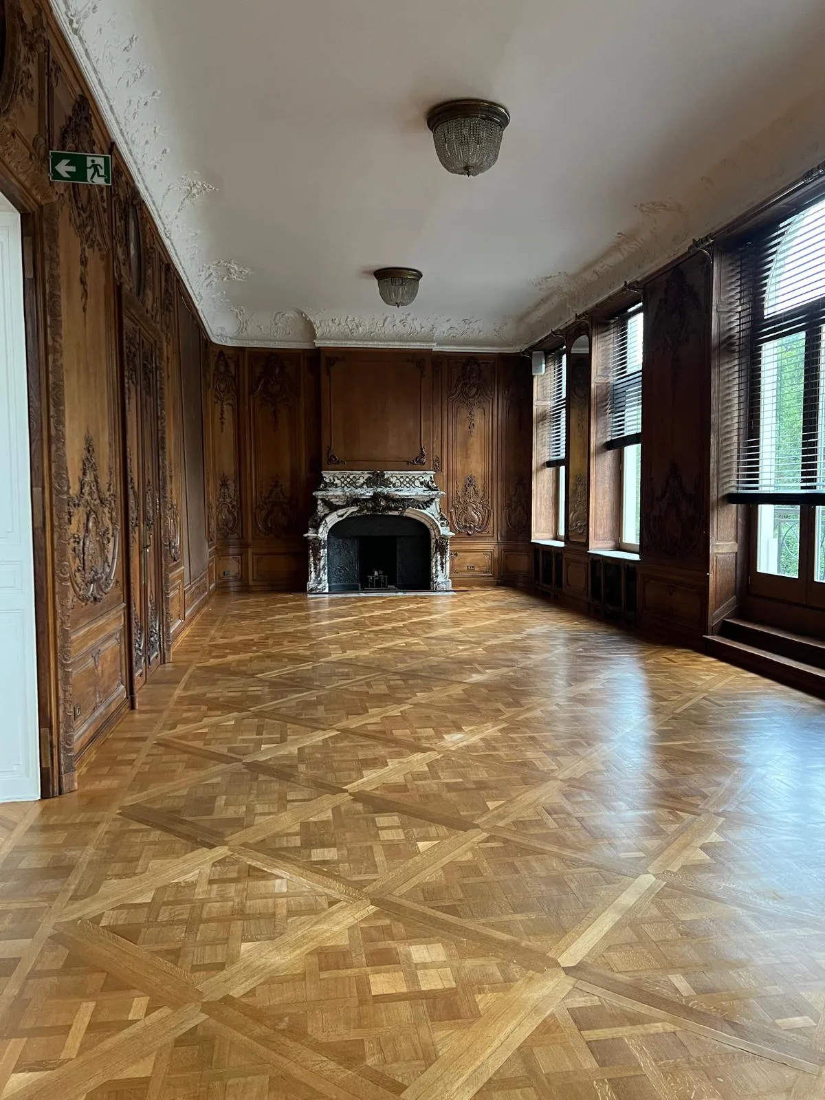 Gerenoveerde klassieke kamer met origineel parket