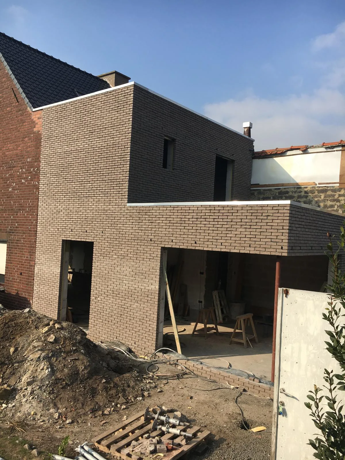 Moderne bakstenen woning in aanbouw