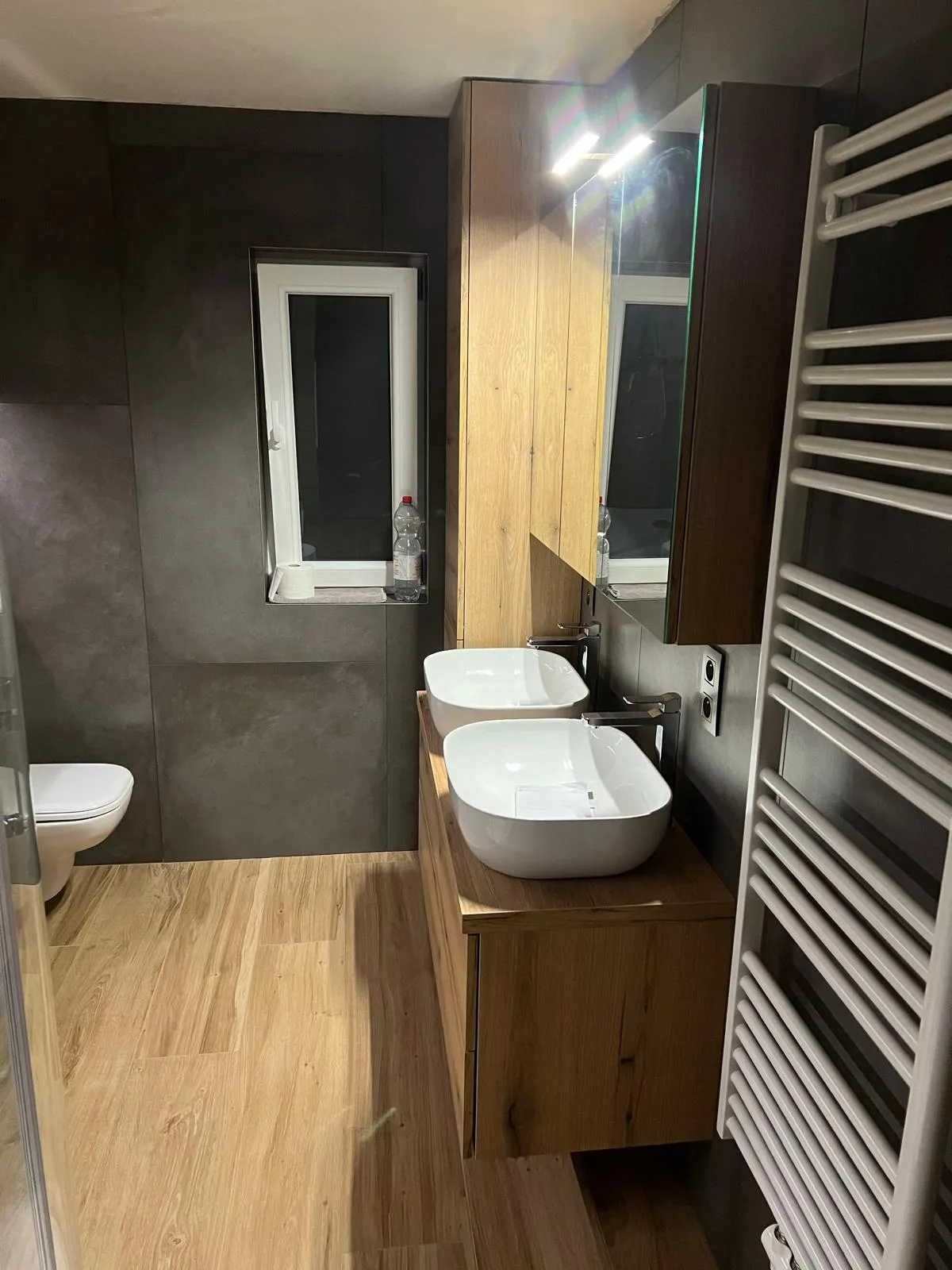Luxe badkamer renovatie met design wastafels