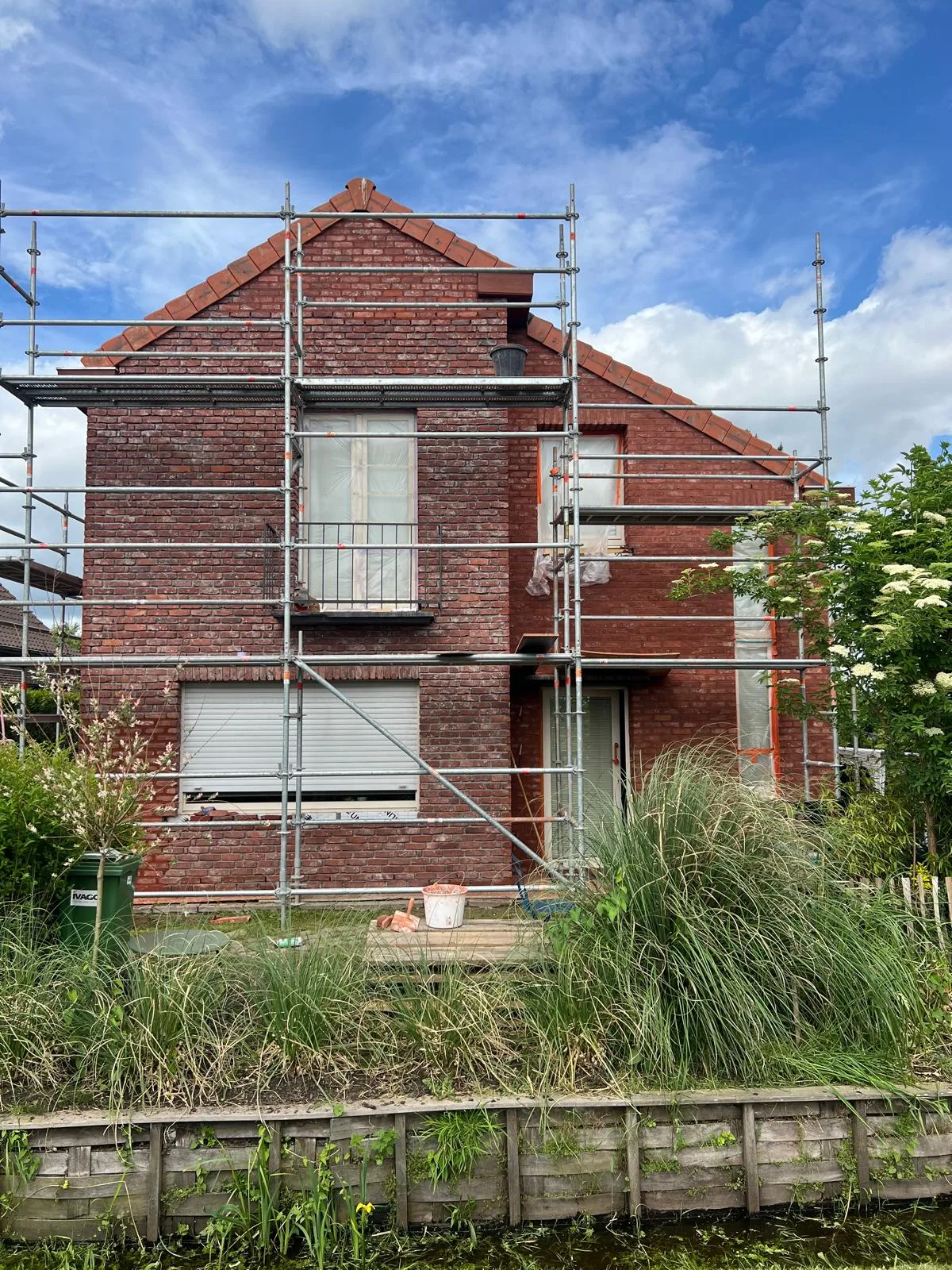 Bakstenen woning in renovatie met steigers