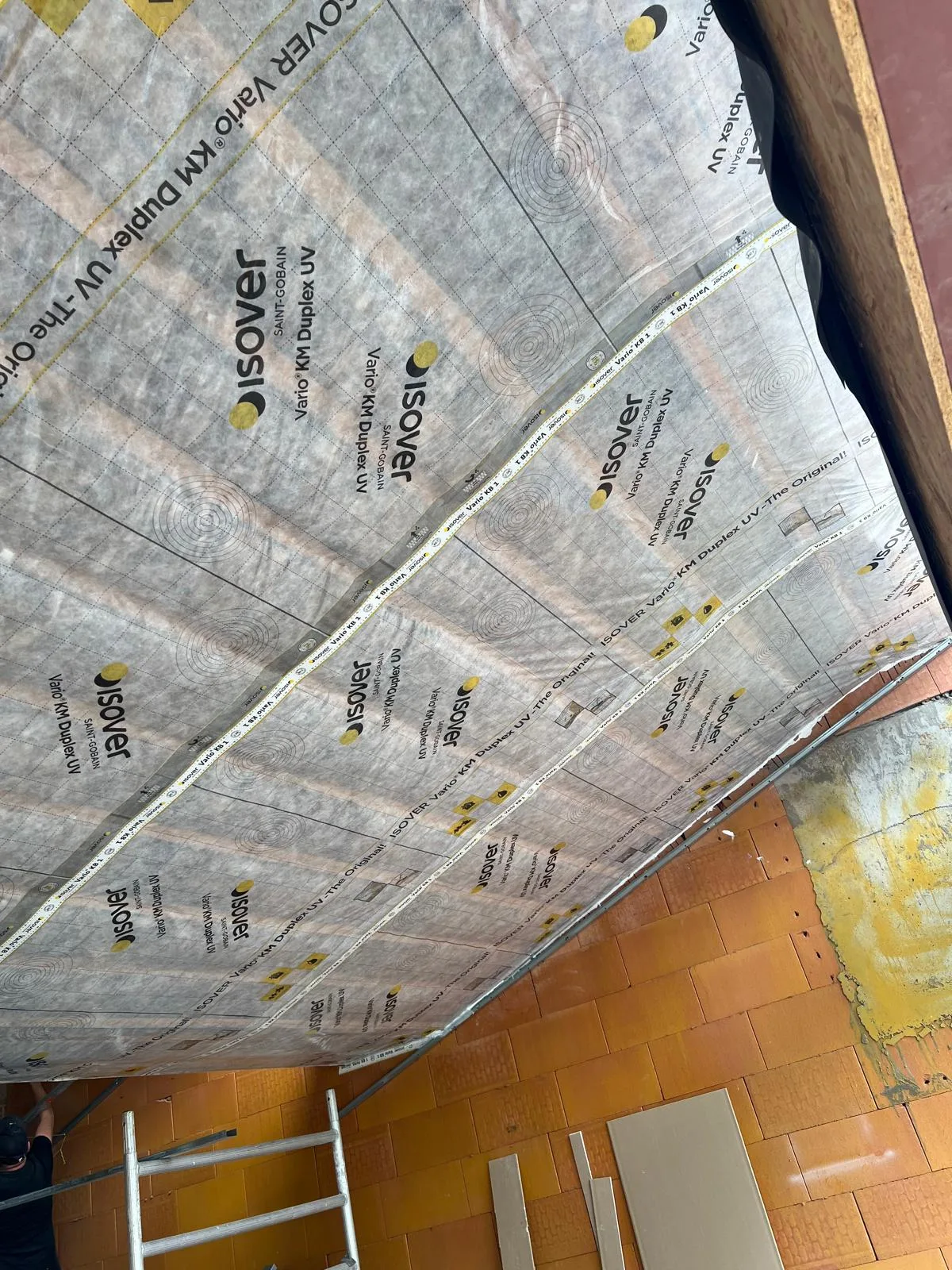 Voorbereiding van een woningrenovatie met een vochtige vloer en onafgewerkte muren