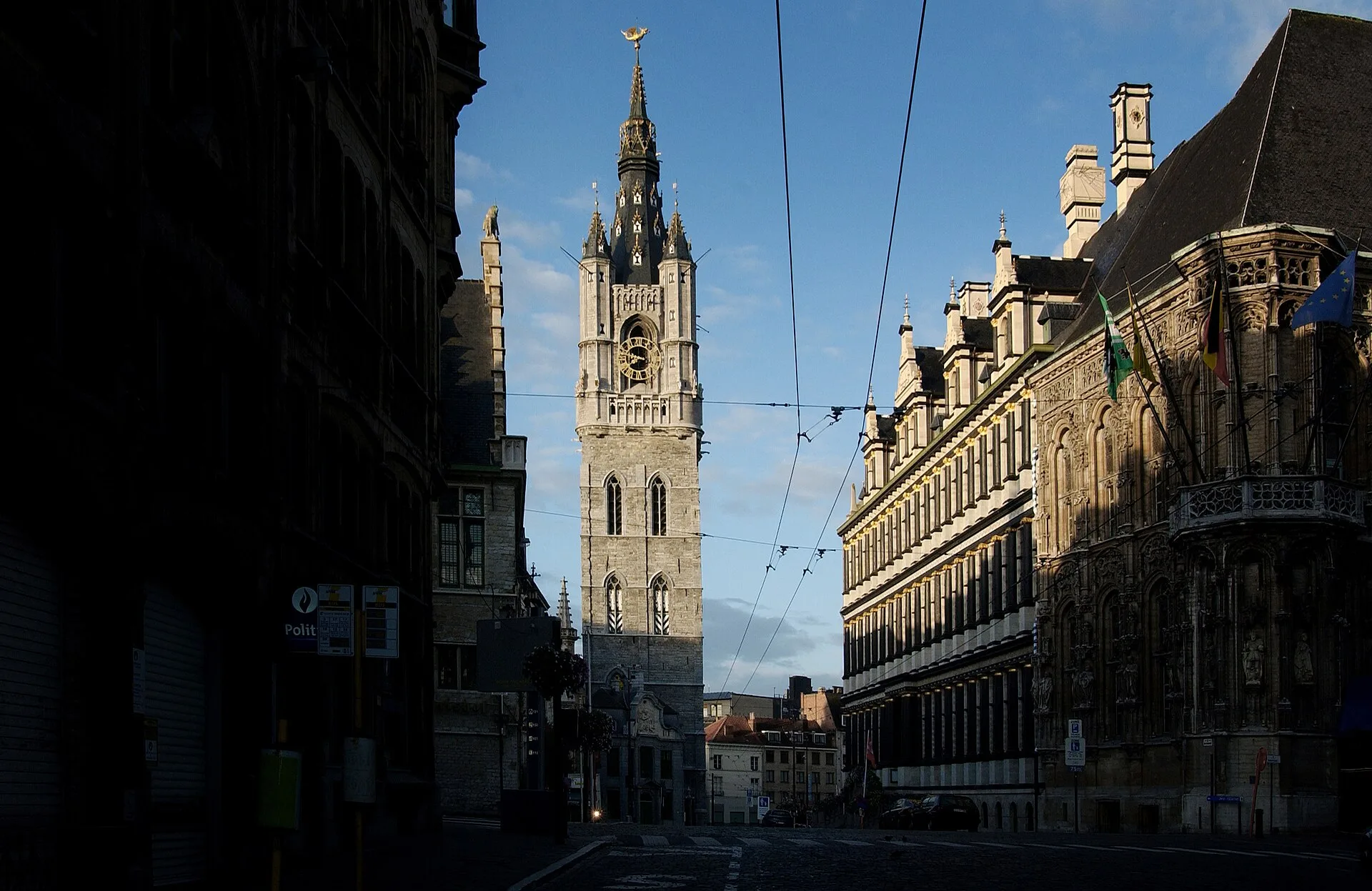 Gent - Het Gentse Belfort en Stadhuis in ochtendlicht.
