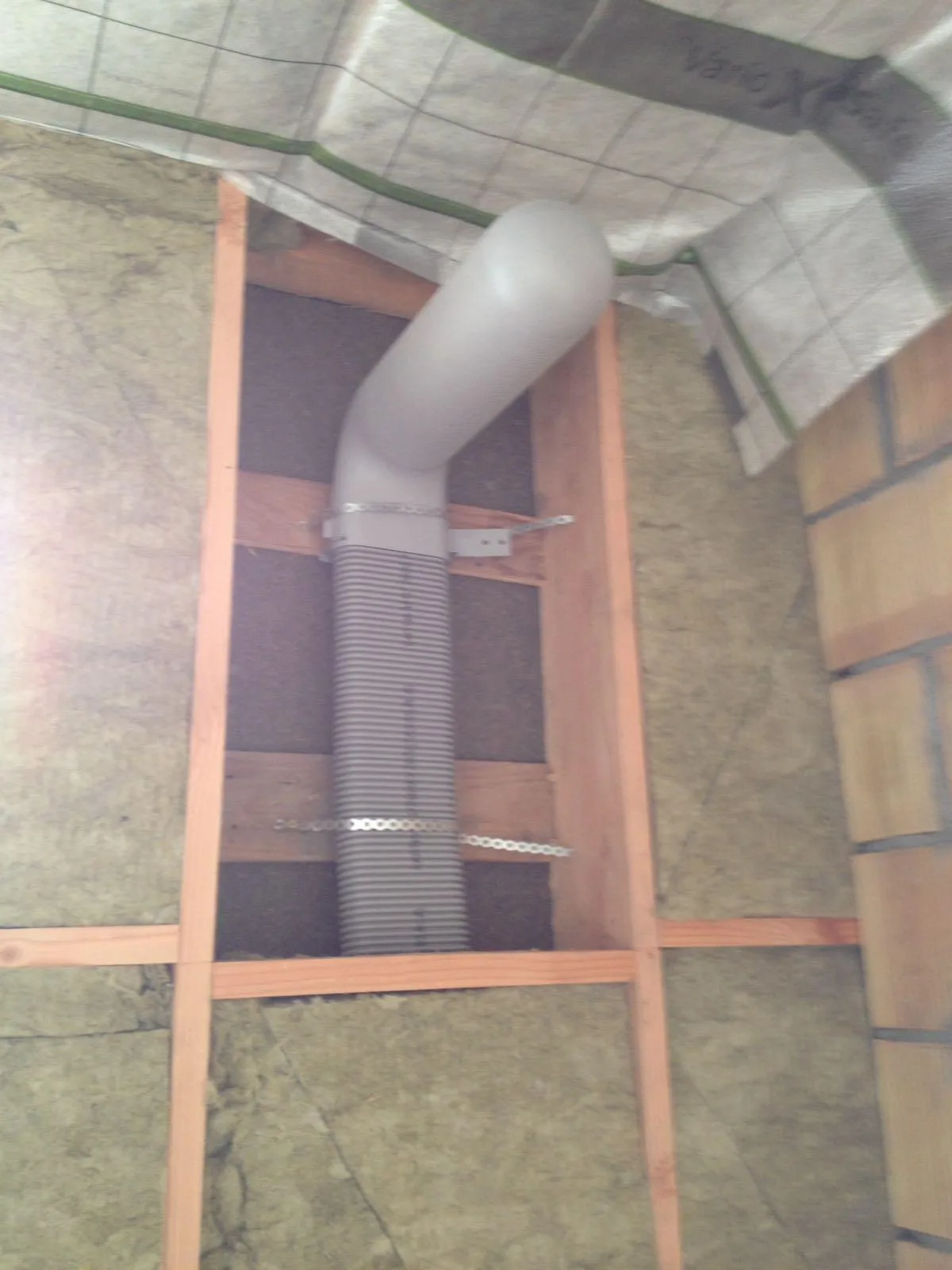Ventilatiekanaal geïnstalleerd in een houten muur met isolatie