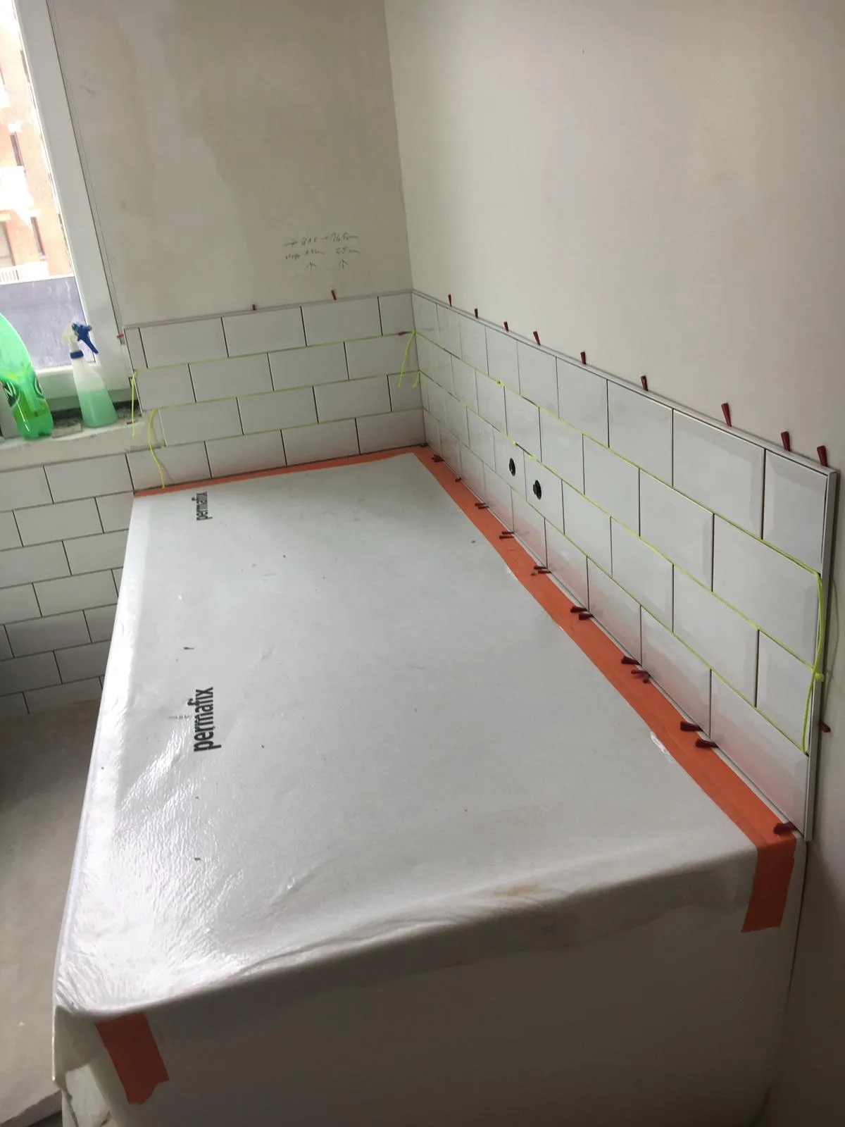 Tegelwerk in een keuken met witte tegels en voorbereidingen voor plaatsing