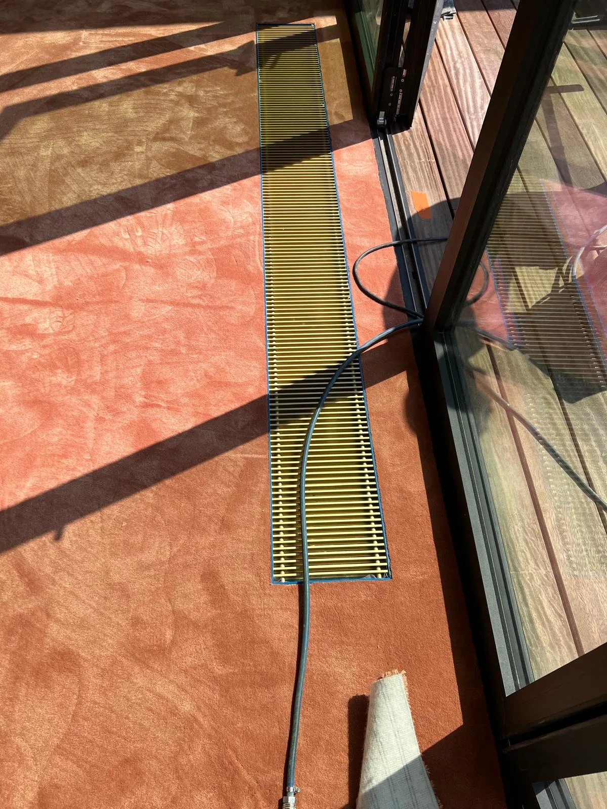 Ventilatiesysteem met rooster in een woning met houten vloer