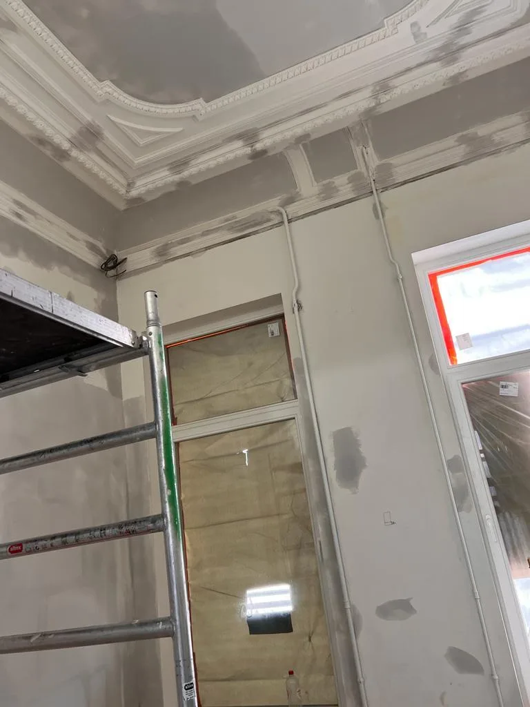 Binnenafwerking met pleisterwerk en renovatie van een kamer