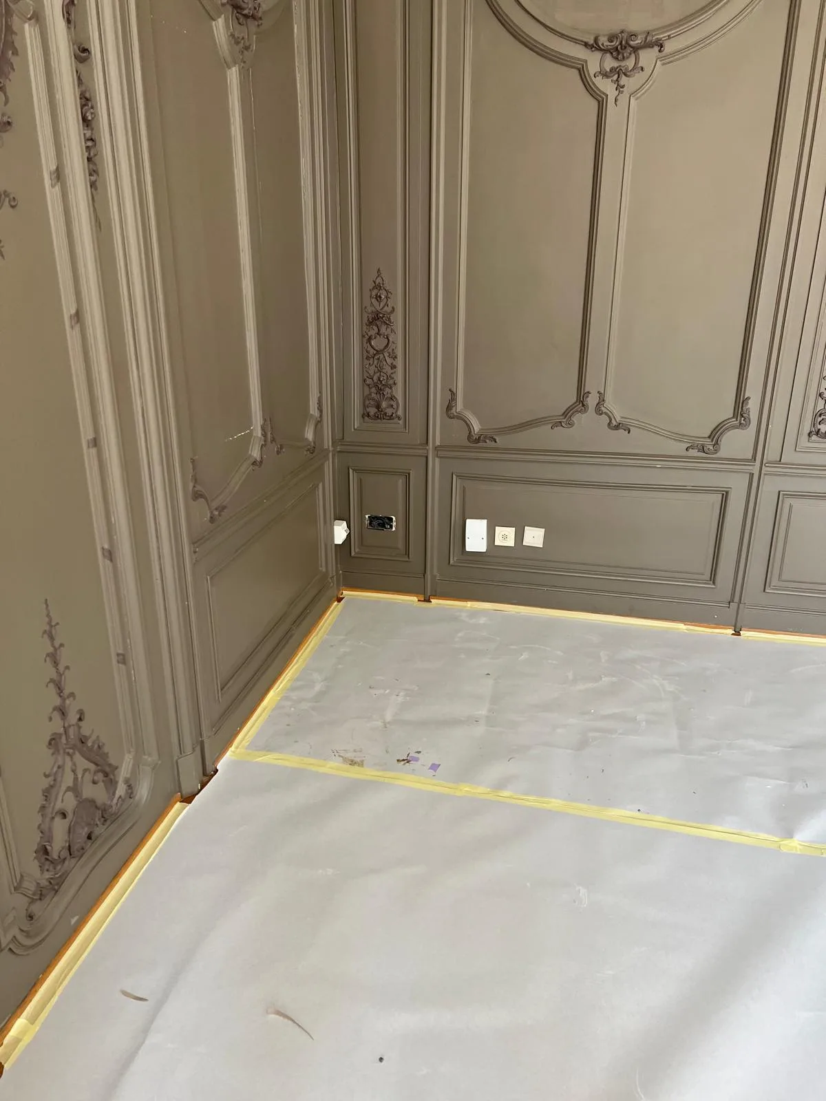 Binnenafwerking met gedetailleerde wandafwerking en vloerbedekking