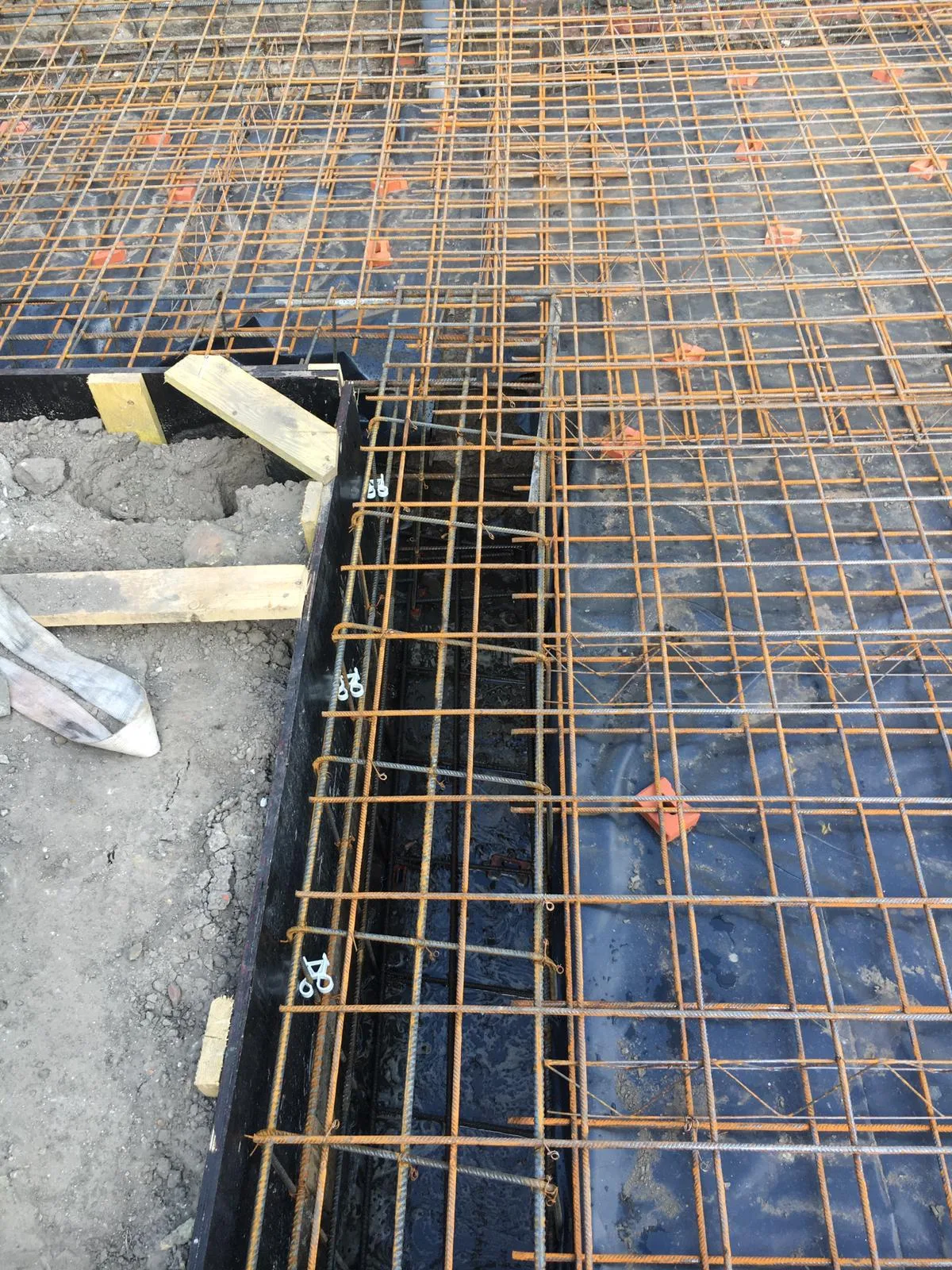 Voorbereiding van de betonfundering met wapeningsnetten en bekisting