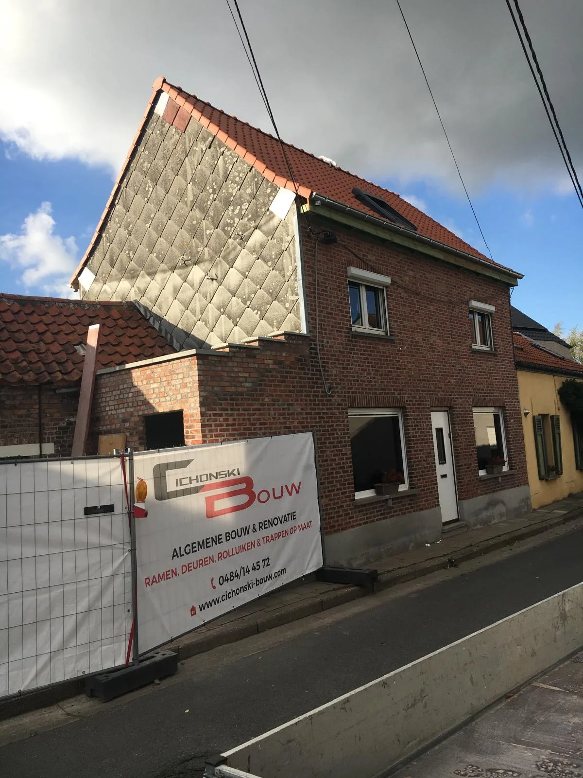 Gevelrenovatie van een woning met isolatie en nieuwe ramen in aanbouw