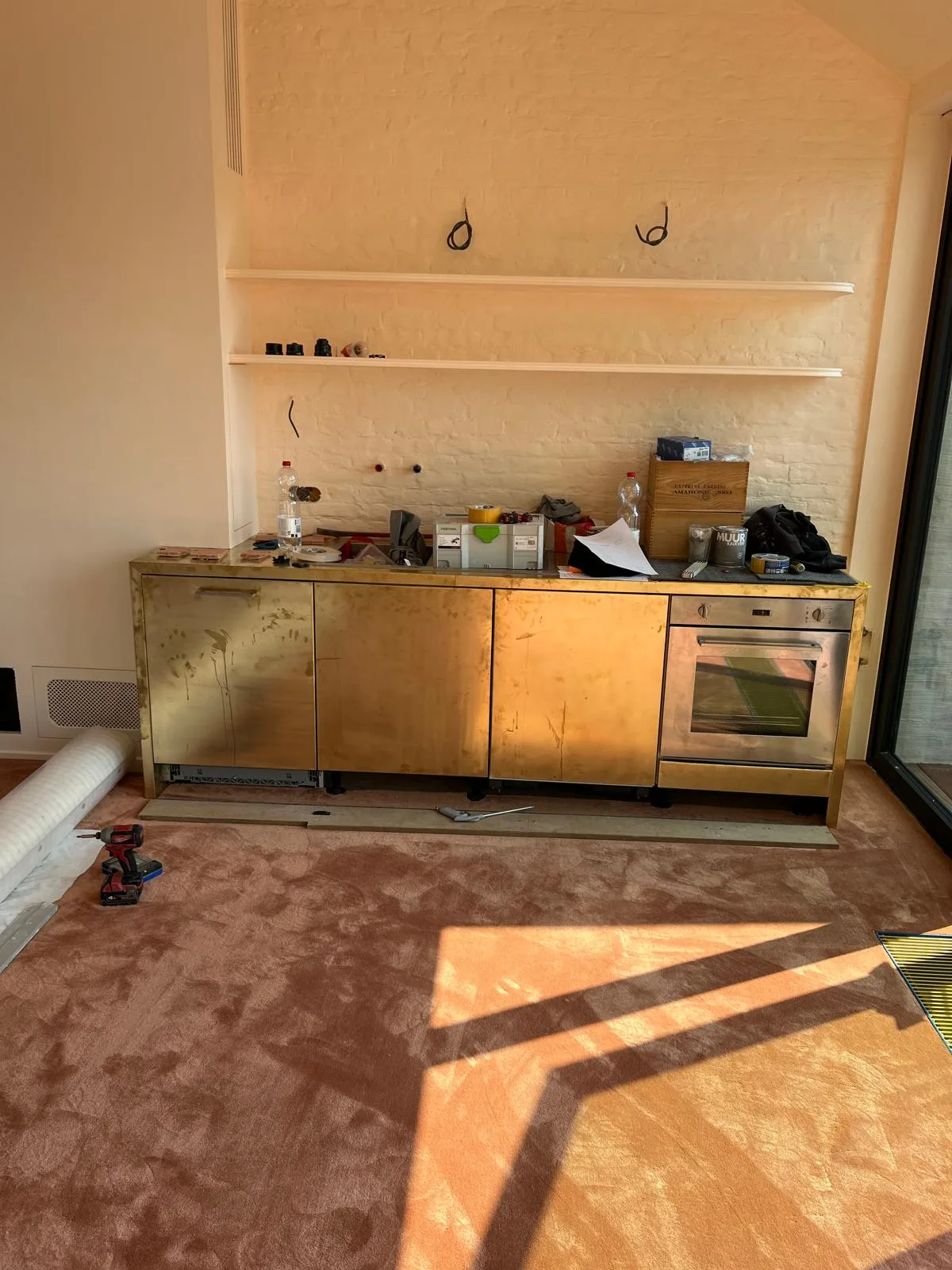 Modern keuken met gouden afwerking en voorraad gereedschap