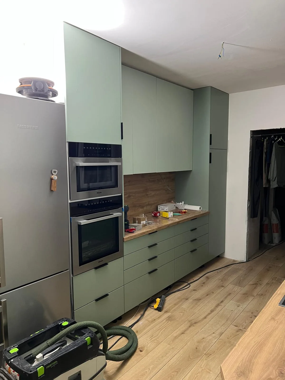 Moderne keuken met op maat gemaakte kastjes en apparatuur