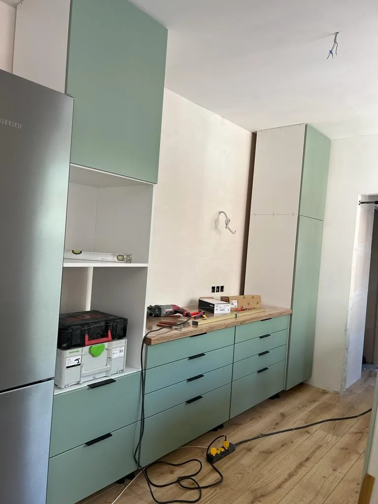Modern keukens op maat in een lichte ruimte met houten vloer