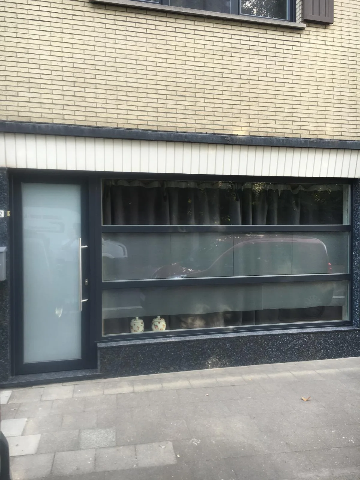 Moderne ramen en deuren op maat met een glazen voorzijde van een woning