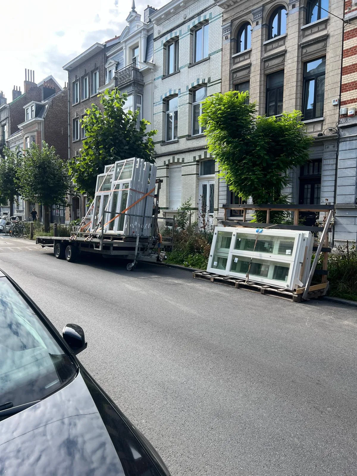 Ramen en deuren op maat op een vrachtwagen voor een project in de straat