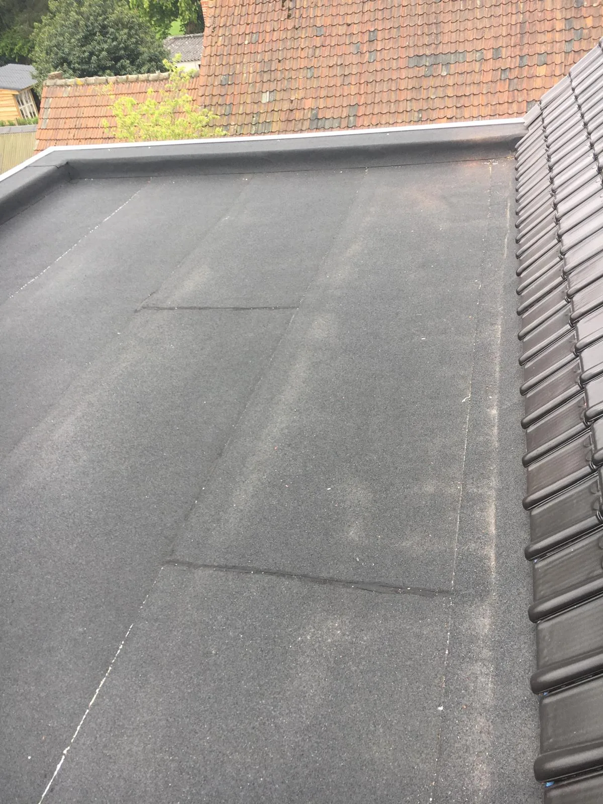 Plat dak met EPDM dakbedekking in bovenaanzicht, gericht op waterdichting