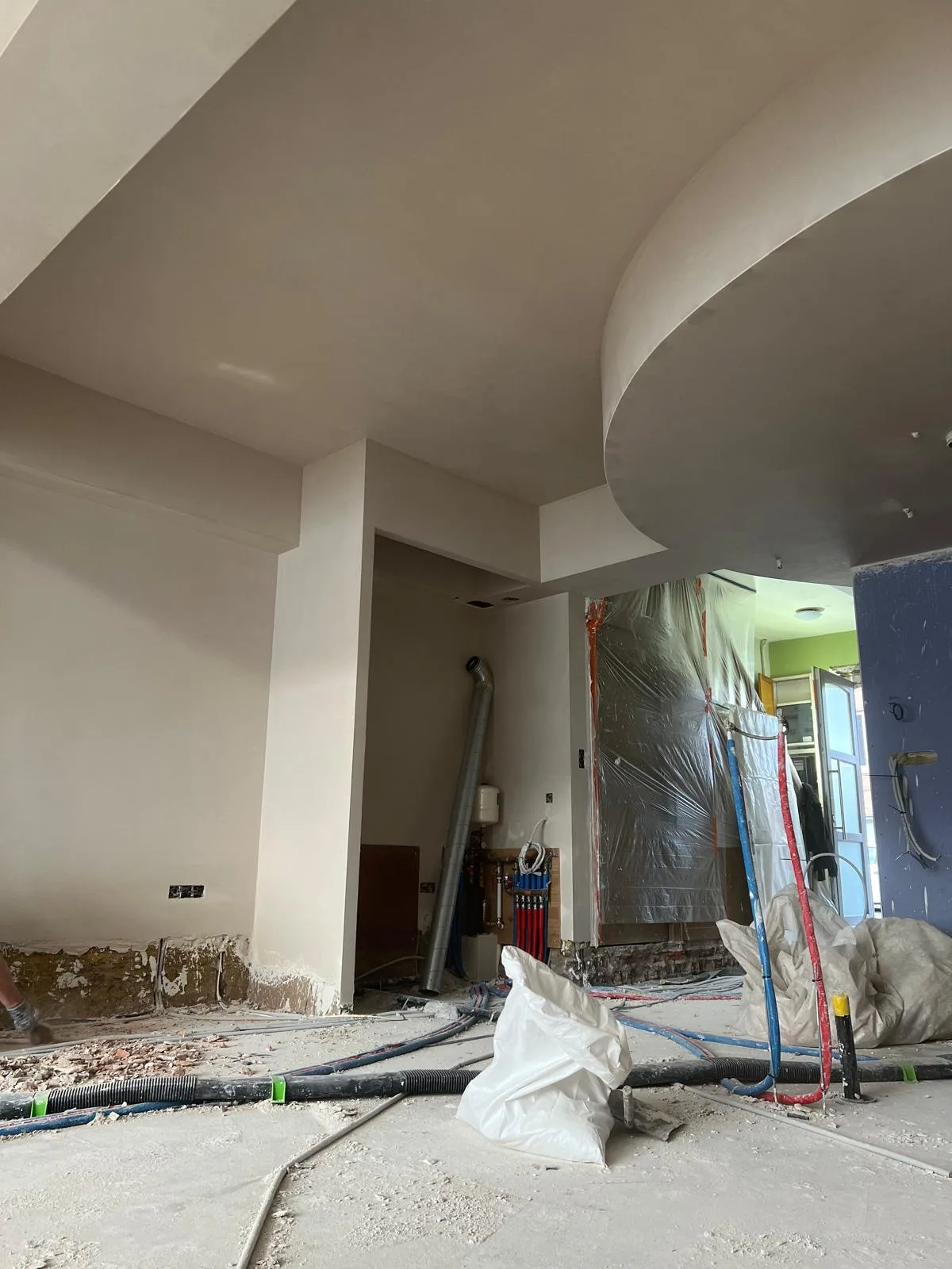 Binnenafwerking in een gerenoveerde woning met zichtbare materialen en gereedschap