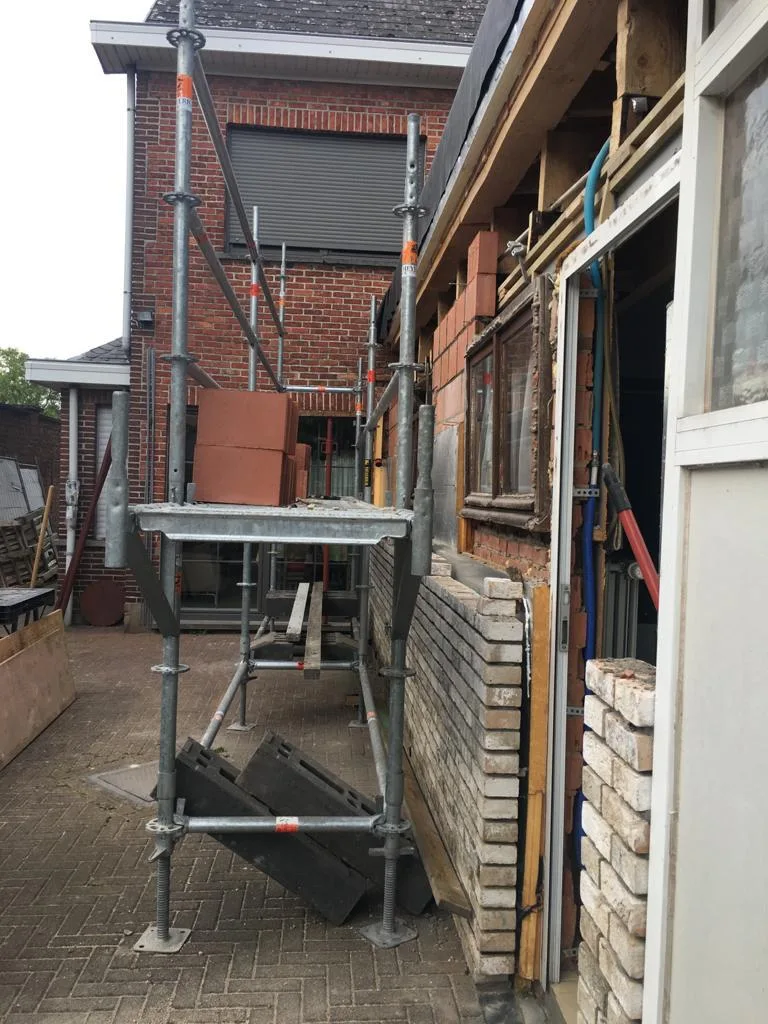 Gevelmetselwerk en steiger voor woningrenovatie in België