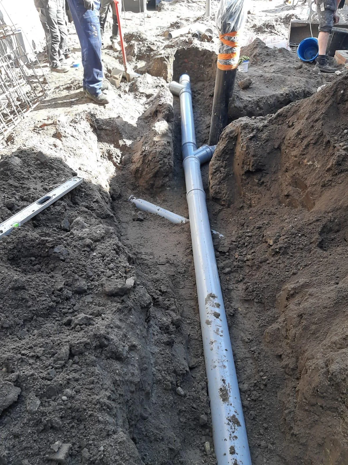Pvc leidingen in een gegraven sleuf voor drainage of riolering in de bouw