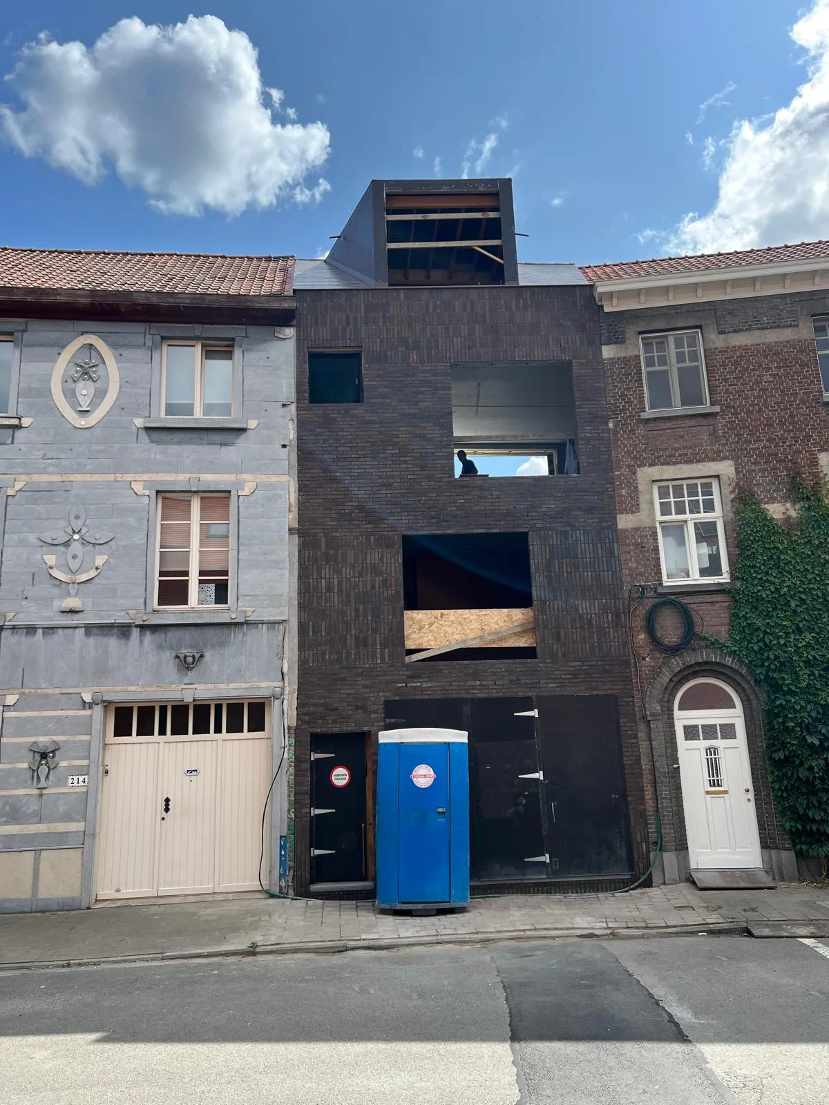 Gevelrenovatie van een woning met openingen voor ramen en deuren
