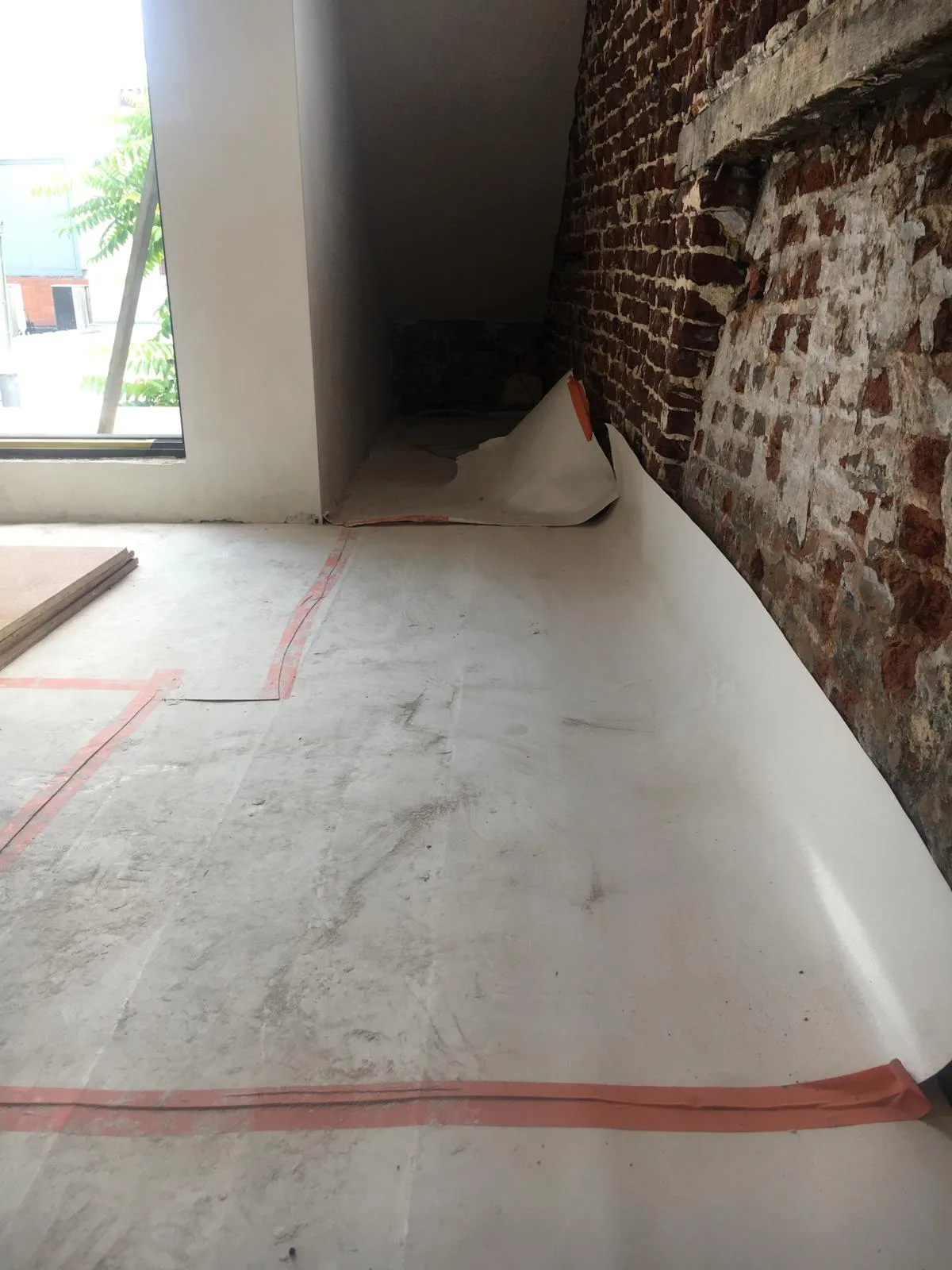 Voorbereiding van de ondergrond voor vloerafwerking in een woning