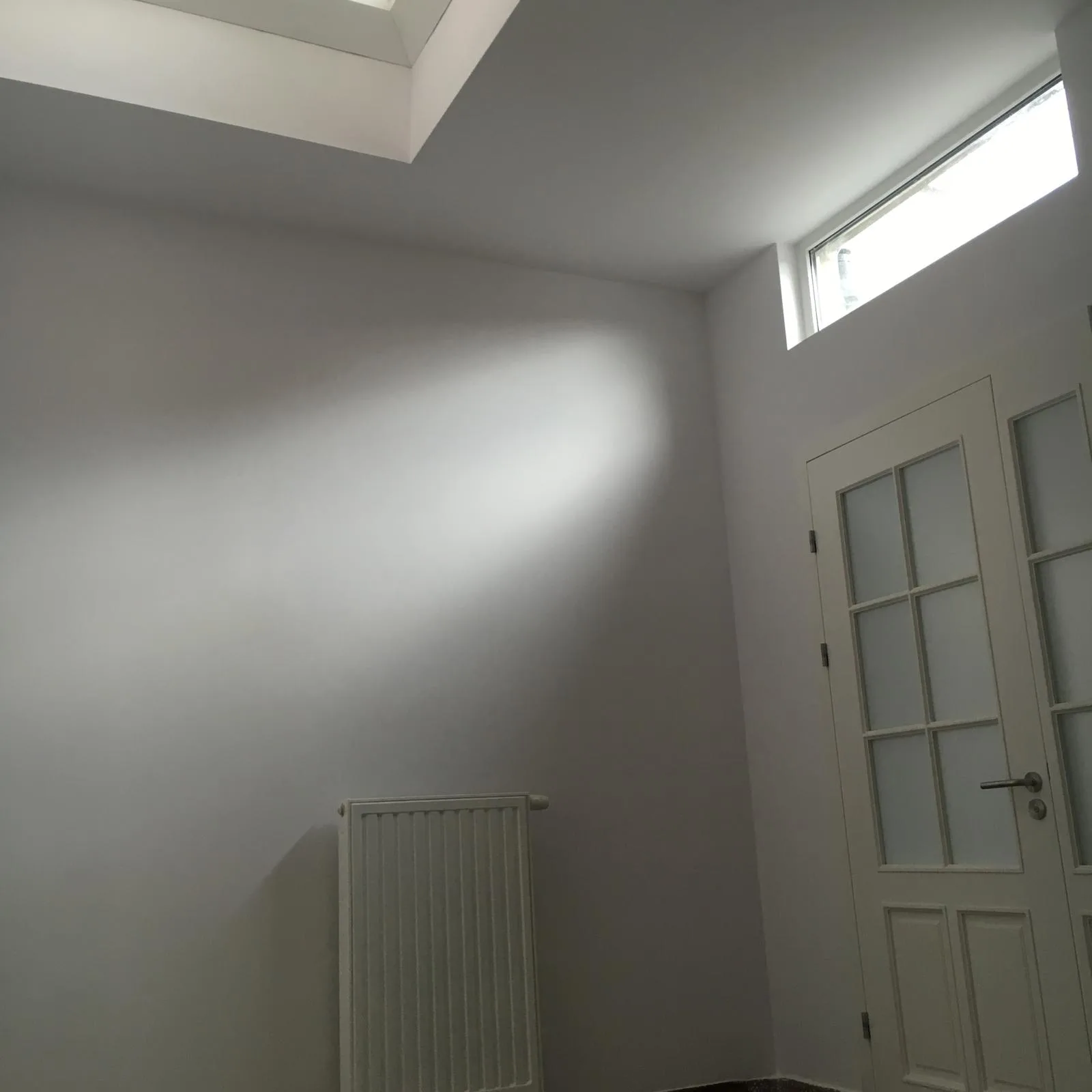 Licht interieur met schuin plafond en deur